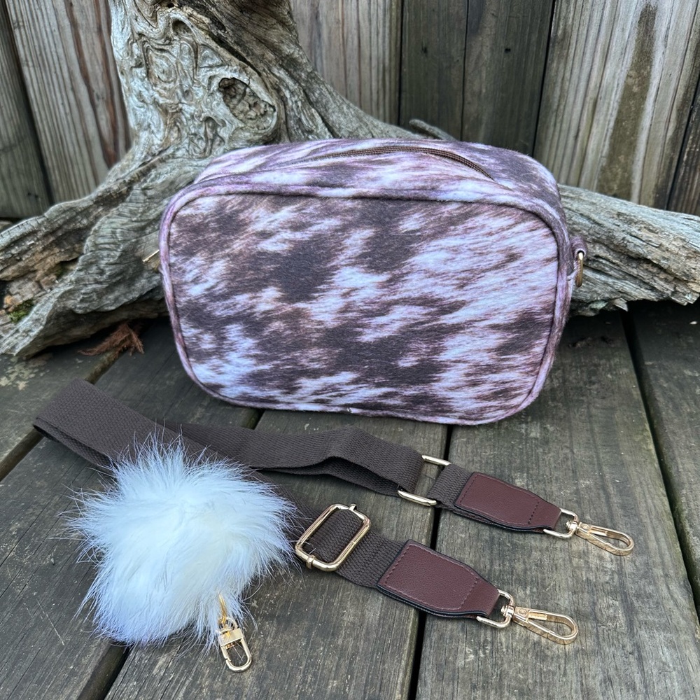 🤎NEW COWHIDE PRINT CROSSBODY BAG PURSE w/ POMPOM BAG CHARM & ADJUSTABLE STRAP🤎